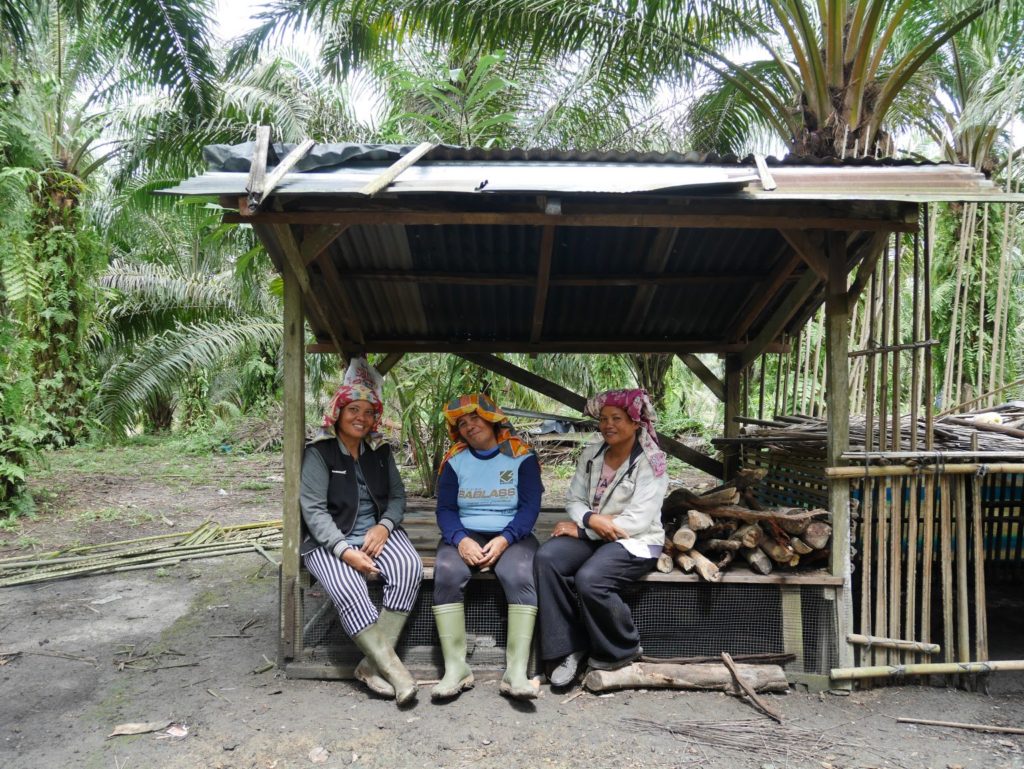 Heddie (middle) dons the Bataknese headgear.