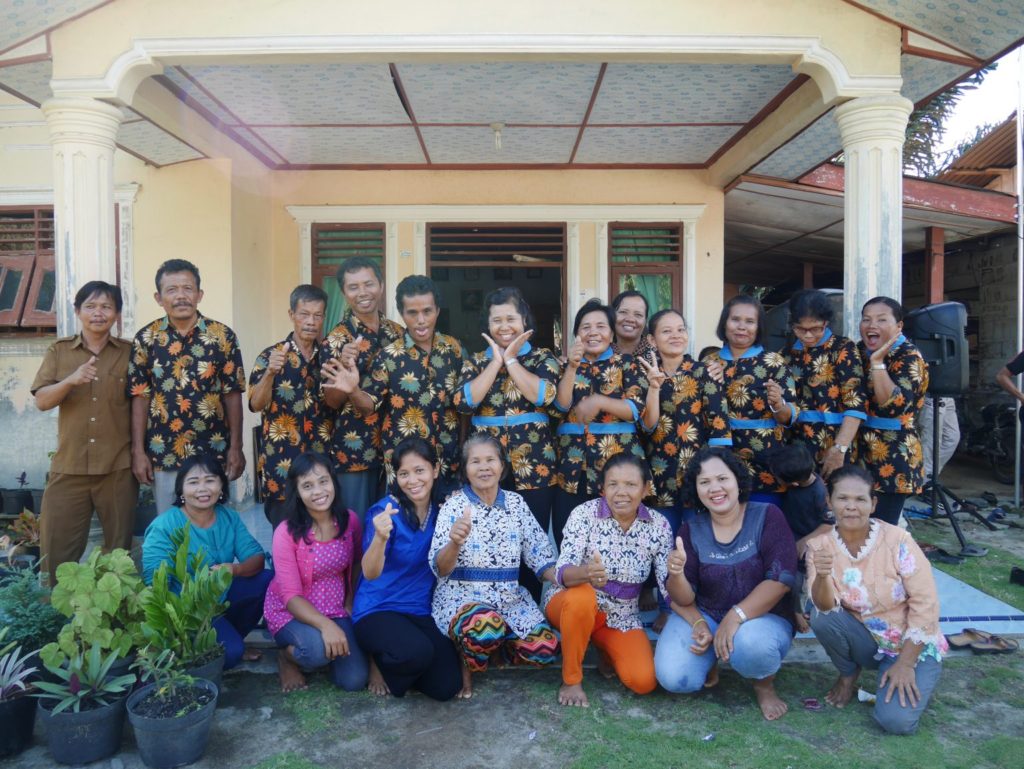 Heddie and fellow smallholders in the farmer association 